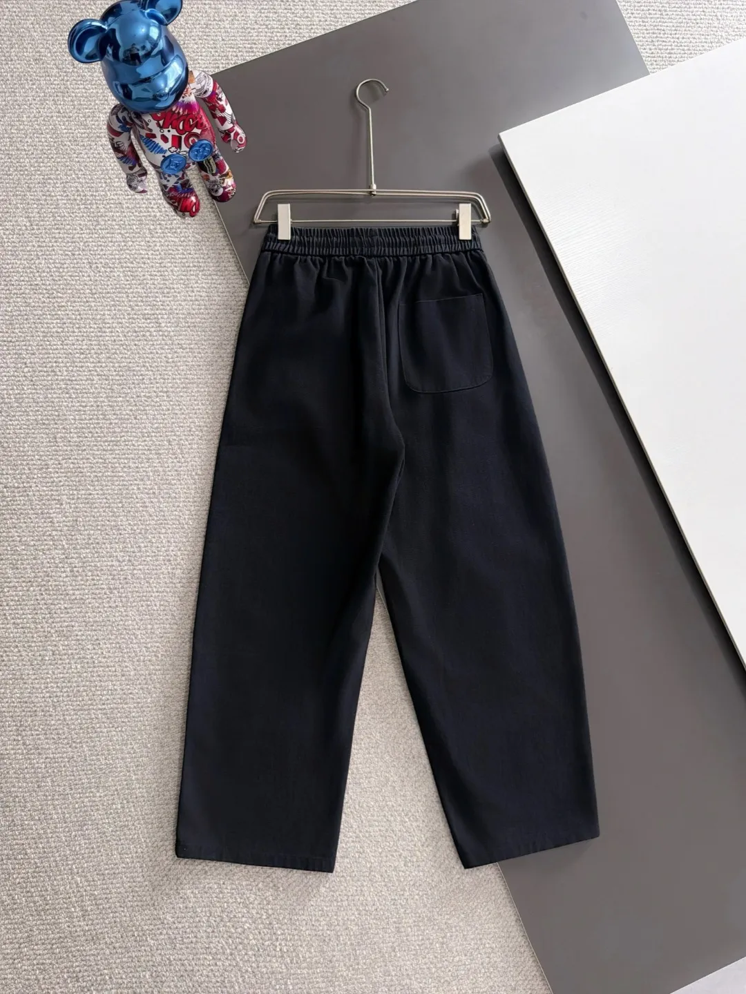 The next day we shipped the P195 Balenciaga High Quality New Arrival Elastic Casual Pants Fall/Winter 2026. The custom-made fabric at the counter has a high degree of comfort, impeccable details, and the design concept of the brand elements reflects high quality. The hand feels delicate and soft! Casual cuts and awesome upper body! Sizes: S-3XL